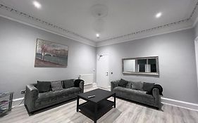 Lovely 4 Bedroom 2Nd Floor Walk Up Apartment